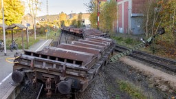 Entgleister Wagon in einem Bahnhof