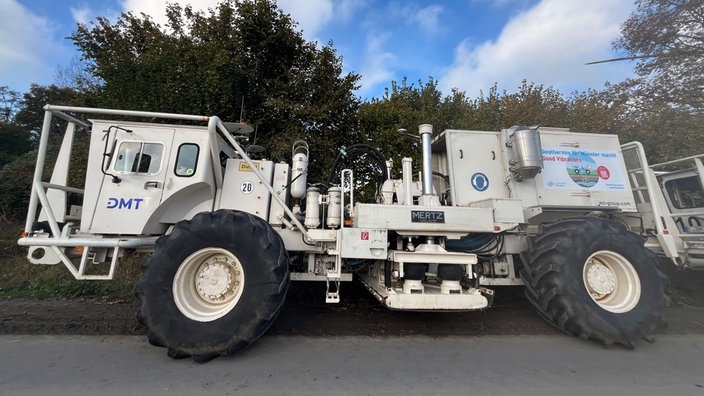 Ein "Vibro-Truck", ein kleiner LKW mit Messtechnik