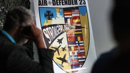 Eine Tafel mit dem Plakat zur Aktion "Air Defender 23"