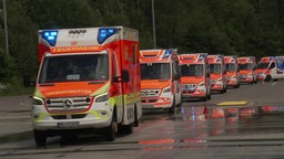 Rettungswagen fahren hintereinander