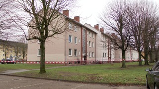 Mehrfamilienhaus mit Absperrband