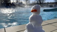 Schneemann am Beckenrand im Freibad Oelde-Stromberg