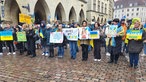 Eine Gruppe Teilnehmende mit Plakaten auf dem Prinzipalmarkt.