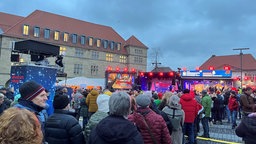 Viele Menschen stehen in der Schlage vor dem Glashaus