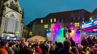 Eine Menschenmenge steht vor dem Glashaus neben dem Dom