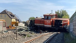 Der entgleiste Zug liegt zertrümmert auf den Schienen