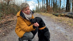 Hund Leo und Besitzerin Petra Muth