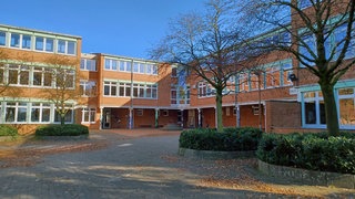 Schulhof und Gebäude der Gesamtschule