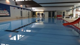 Das Schwimmbecken im Hallenbad 