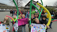 Kinder mit Plakaten und Schwimmnudeln 