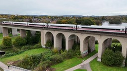 Auf dem Bild fährt die ICE-Bahn über die Strecke.