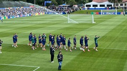 Die italienische Nationalmannschaft auf einem kleinen Fußballplatz.