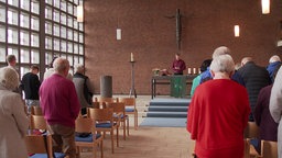 Das Bild zeigt eine Andacht in der Kirche