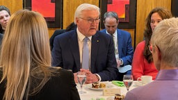 Bundespräsident Steinmeier sitzt an der Kaffeetafel