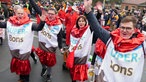 Als Schoko-Super-Bons verkleidete Jecken und Jeckinnen am Nelkendienstag in Nordkirchen.