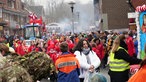 Umzugswagen und Karnevalisten und Karnevalistinnen am Nelkendienstag in Nordkirchen.