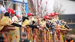 Als Haribo-Tüten verkleidete Jecken und Jeckinnen werfen Kamelle vom Wagen am Nelkendienstag in Olfen.