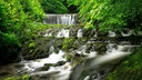 Archivbild: reißender Fluss im Wald