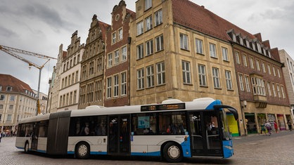 Bus fährt durch die Innenstadt von Münster