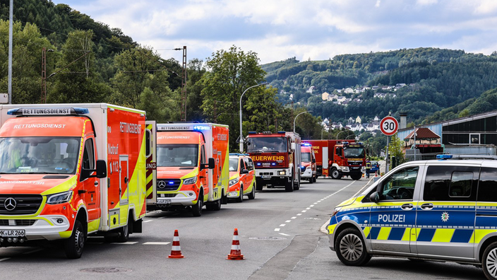 Polizei und Rettungswagen am Einsatzort