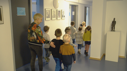 Eine Gruppe Kindergartenkinder läuft durch den Flur im Rathaus.