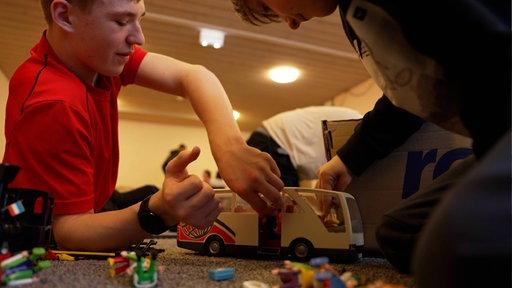 Das Bild zeigt zwei spielende Kinder