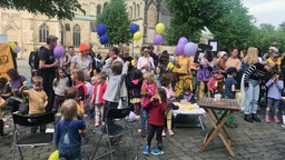 Viele Menschen mit Luftballons