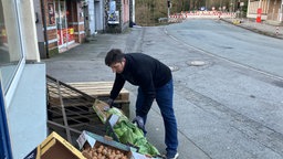 Gemüsehändler Mahmut Sismann hat sein Geschäft direkt neben der gesperrten Brücke. 