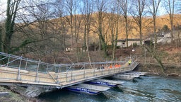 Mithilfe von Schwimmkörpern hat das THW einen Steg gebaut, über den Fußgänger die Lenne überqueren können. 