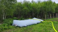 Ein großer Sack mit Wasser im Wald