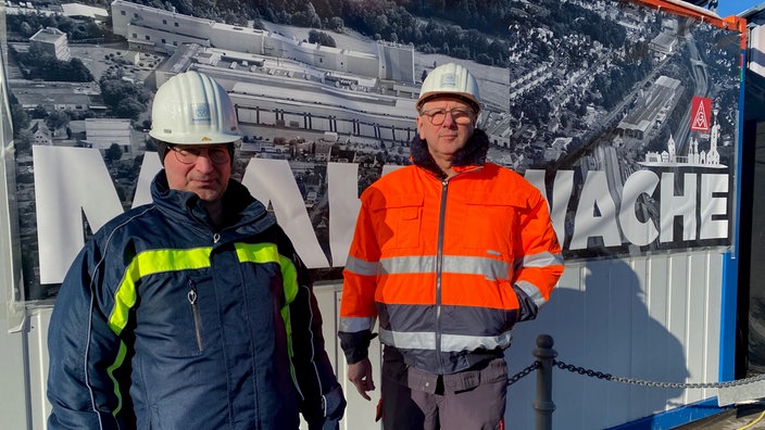 Werksarbeiter Arnold Steinmill und Klaus Völkel vor einem Mahnwachen-Plakat