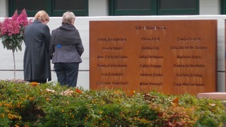 Bundeskanzlerin Merkel steht vor der Gedenktafel an der Schule in Haltern