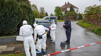 Polizei und Spurensicherung am Tatort