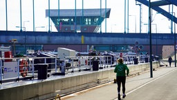 Ein Schiff hat vor der Schleuse Münster zwangsläufig festgemacht. Die Ampel der Schleuse zeigt rot. 