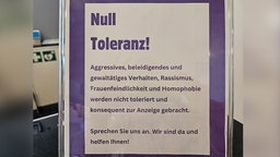 Null-Toleranz-Schild in der Praxis von "Precise Vision Augenärzte"