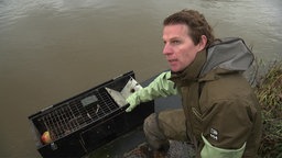 Der Nutria-Fänger Jari Bremer vor einem Bachgewässer.