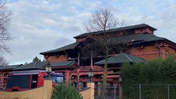 Die Feuerwehr ist vor dem China Restaurant im Einsatz.