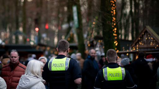 Zwei Polizisten auf einem Weihnachtsmarkt 