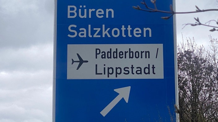 Aufnahme des typisch blauen Autobahnschildes mit dem Schreibfehler