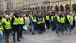 Mehrere Demonstranten stehen gemeinsam auf dem Prinzipalmarkt 