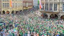 Tausende Menschen stehen auf dem Prinzipalmarkt in Münster (Blick aus der Vogelperspektive)