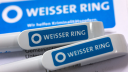 Stifte mit dem Logo der Opferschutzorganisation Weißer Ring