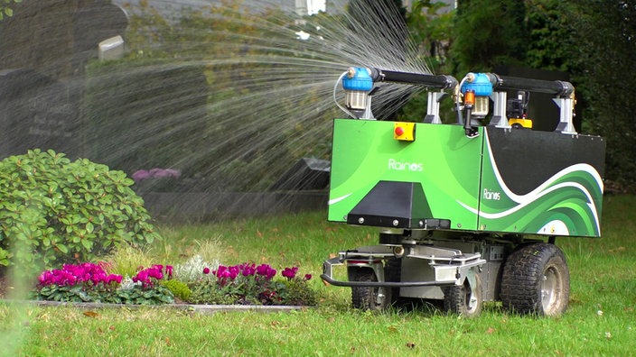 Gießroboter "Gießbert" auf einem Friedhof in Radevormwald