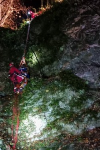 Rettungskräfte seilen sich an einer steilen Schlucht ab, um einen Mann zu retten.