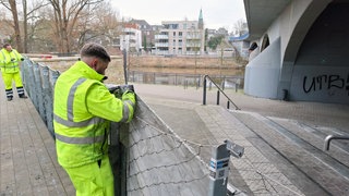 Die Stadt Rheine hat an der Ems eine mobile Hochwasserschutzwand installiert 