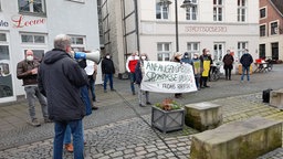 Protestierende demonstrieren