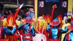 Als Feuerwehr und Flammen verkleidete Menschen auf dem Karnevalsumzug in Münster. 