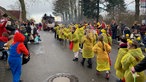 Eine Gruppe Kinder verkleidet als Bienen auf dem Karnevalsumzug in Nottuln.