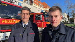 Notfallseelsorger Stefan Hörstrup (l.) und Leon Gesenhues (r.) von der Freiwilligen Feuerwehr Ochtrup