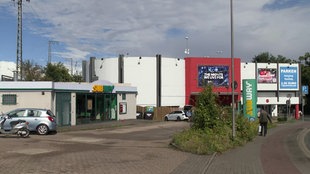 Parkplatz und Gebäude der Diskothek 